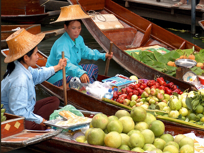 Buntes Treiben auf dem Floating Market in Thailand