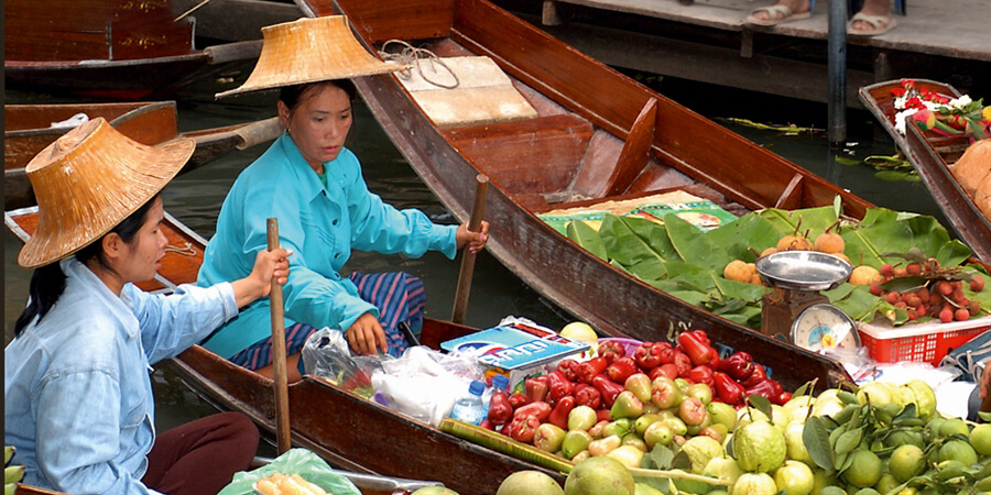 Floating Market: schwimmender Markt in Thailand
