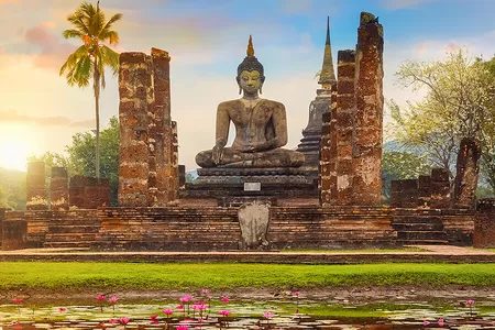 Buddhastatue und Lotusteich im historischen Sukhothai