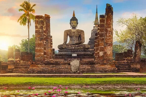 Buddhastatue und Lotusteich im historischen Sukhothai
