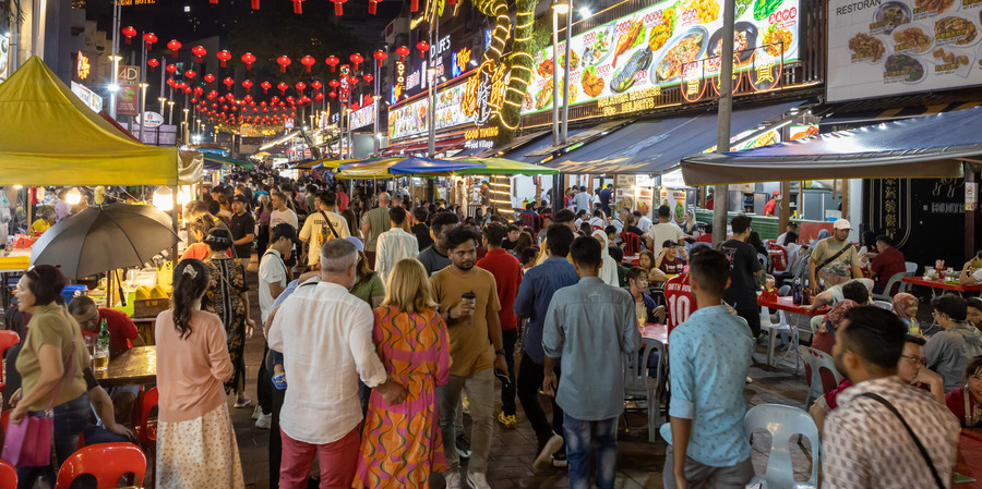 Probieren Sie das Nationalgericht Nasi Lemak oder die Satay-Spiesse auf dem Streetfood Market
