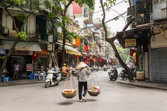 Verkäufer in den geschäftigen Strassen von Old Hanoi