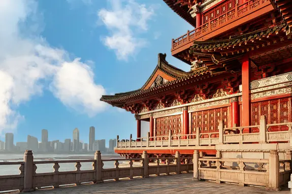 Alte ehrwürdige Tempel im Kontrast zur modernen Skyline