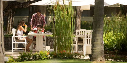 Ausgiebiges Frühstück auf der luftigen Terrasse des Taman Gita Restaurants mit Blick auf Garten und Lagune