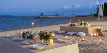 Romantischer Abend am Strand des Hotel Griya Santrian in Sanur