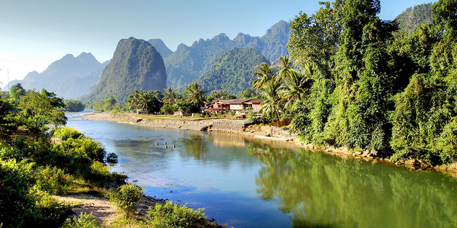 Ein landschaftliches Highlight auf der Laos Rundreise: Karstlandschaft bei Vang Vieng