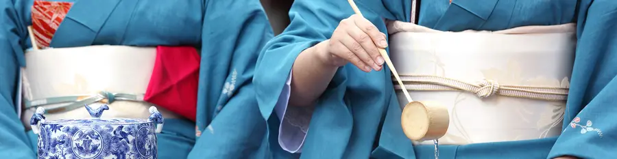 Teezeremonie nach strengen Vorgaben durchgeführt von Geishas und ihren Schülerinnen Maiko
