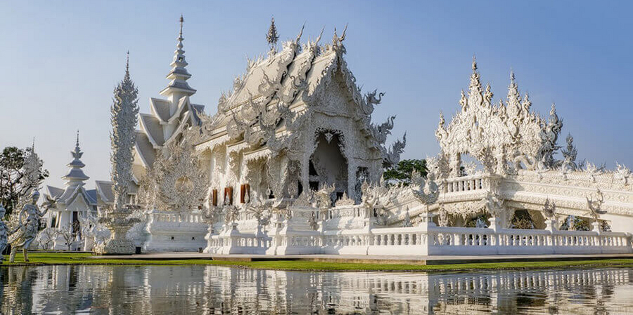 Der White Temple bei Chiang Rai, erbaut vom  thailändischen Architekten Chalermchai Kositpipat 