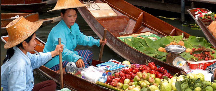 Auf dem schwimmenden Markt in Thailand