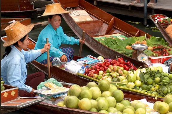 Auf dem Schwimmenden Markt in Thailand