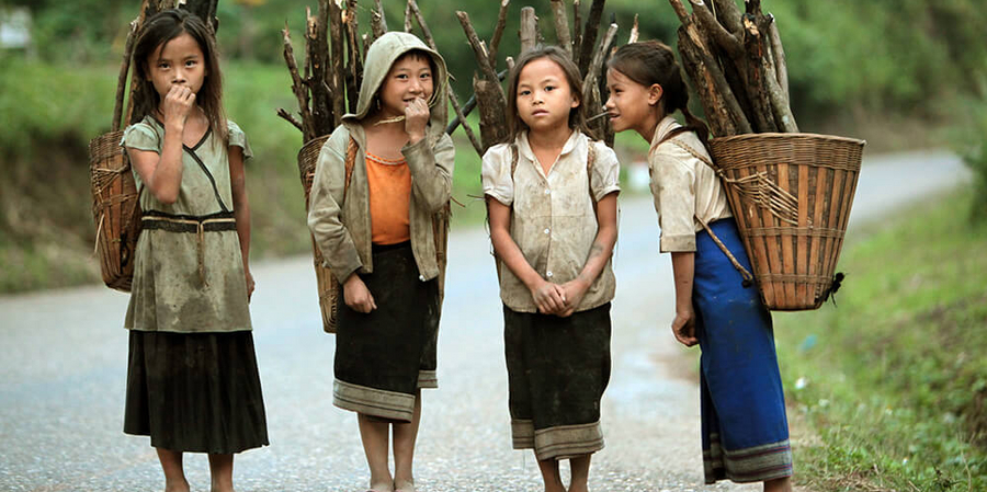 Die liebenswürdige Bevölkerung von Laos geht gelassen ihren Weg