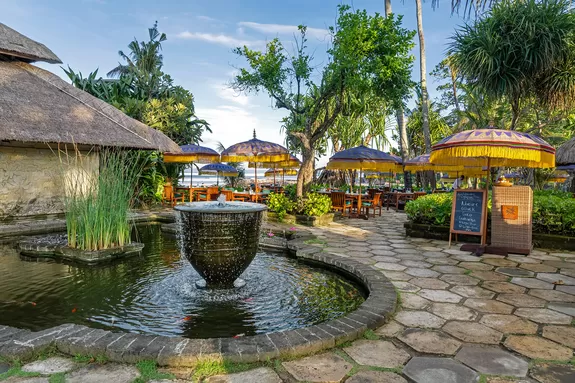 Restaurant mit balinesischem Flair im Hotel The Oberoi Bali