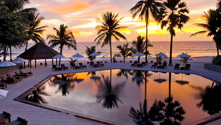 Herrlicher Blick vom Pool zum Strand im Hotel The Surin, Phuket
