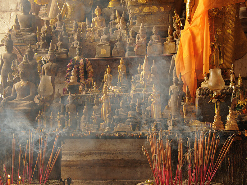 Auf einer Reise nach Laos begegnen Ihnen Buddhastatuen in allen Formen und Grössen