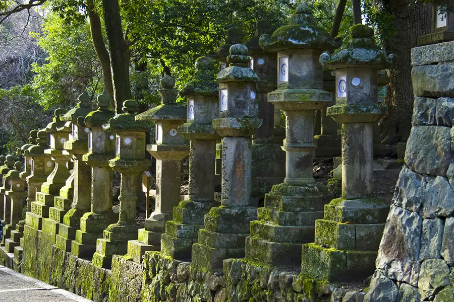 Steinerne Laternen im bekannten Kasuga Taisha Schrein in Nara
