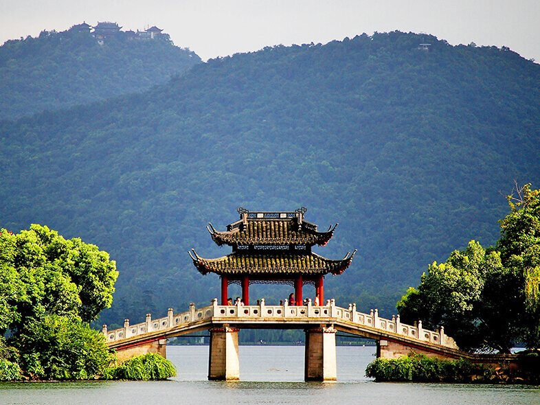Hangzhou mit seinem West-See, von Bergen umgeben