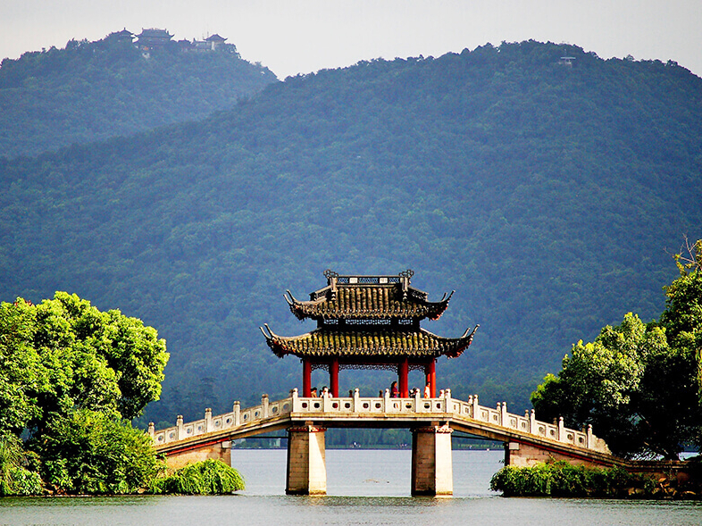 Idyllischer Westlake, umgeben von Bergen in Hangzhou