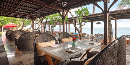 Ferienstimmung und Meerblick im Strandrestaurant des Hotel Griya Santrian