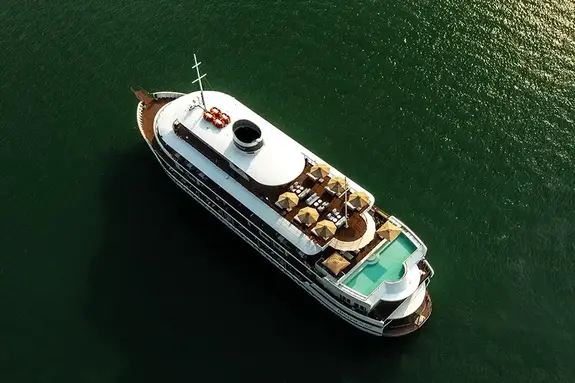An Bord des Boutique Schiffes Bhaya Soul die Karstlandschaft der Halong Bucht erleben