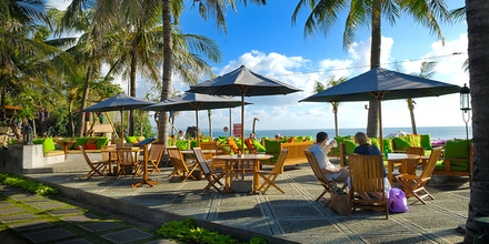 Hotel Bali Mandira direkt an der Strandpromenade von Legian Beach