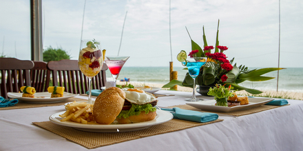 Ferienstimmung und Entspannung pur: Essen mit Blick auf das Meer