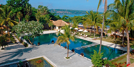 Bevorzugte Lage am Jimbaran Beach: Pool und Garten grenzen direkt an den Strand