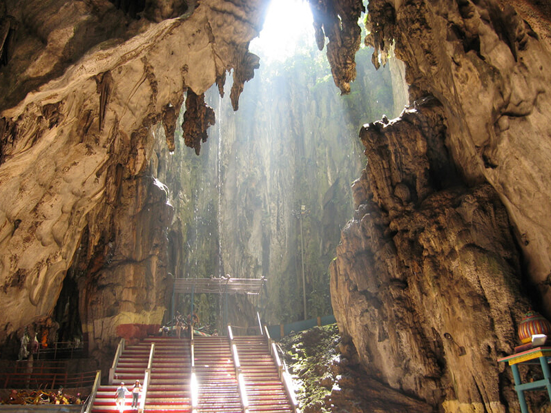 Eindrückliche Tropfsteinhöhle mit Buddhastatuen nähe Ipoh