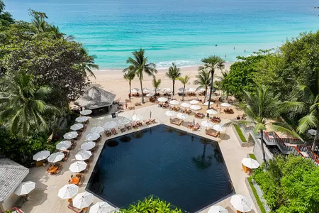 Pool und Traumstrand Pansea Bay im Hotel Surin, Phuket
