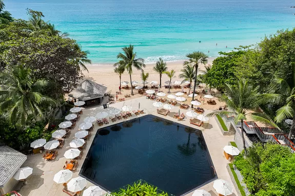 Pool und Traumstrand Pansea Bay im Hotel Surin, Phuket
