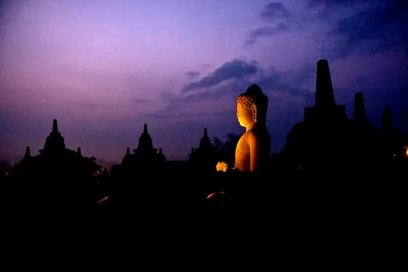 Beleuchteter Buddha im Borobudur Tempel, bei Yogyakarta, Java