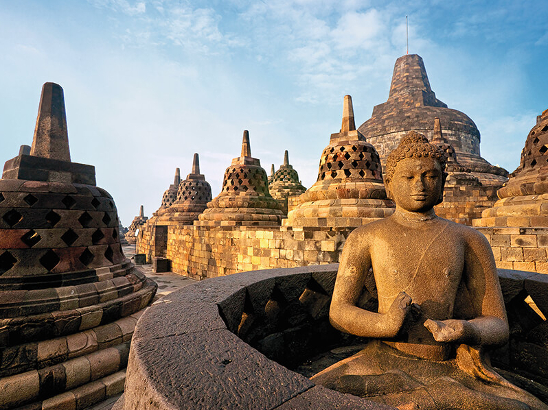Stupas und Buddhas des Borobudur-Tempels auf Java