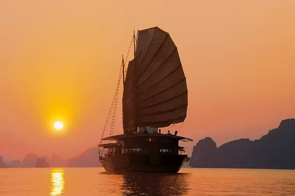 Vietnam Rundreise: Etappenziel Halong Bay mit ihren Dschunken