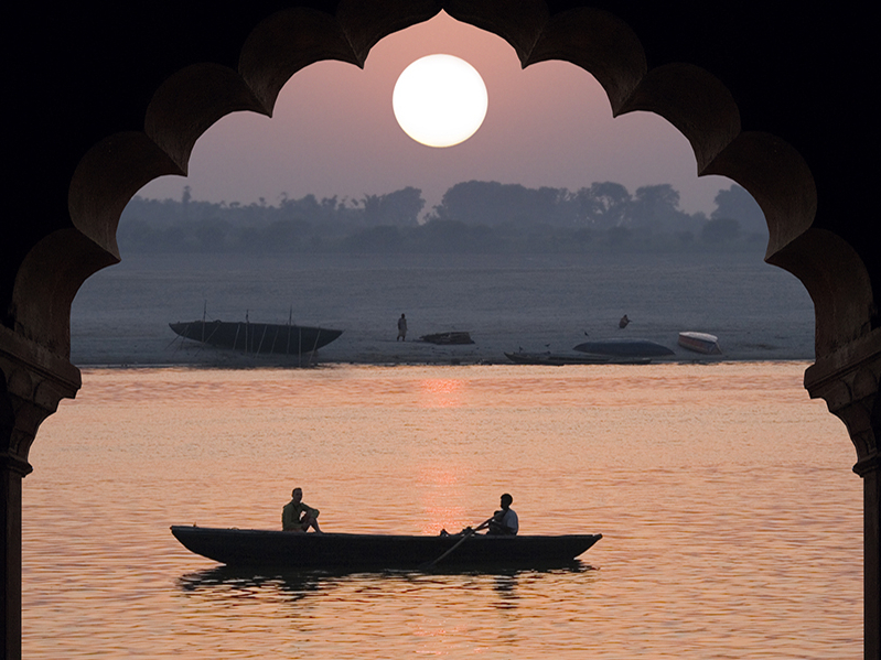 Ob an Morgen oder Abend: der heilige Ganges in Varanasi / Benares ist immer ein unvergessliches Ziel auf einer Indien Reise