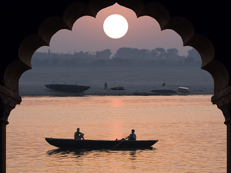 Friedliche Stimmung am Fluss Ganges im heiligen Varanasi/Benares