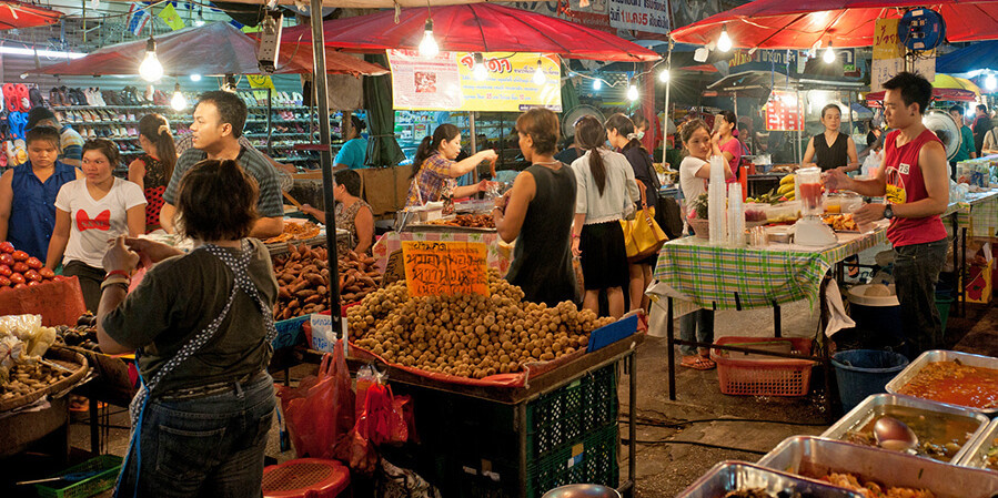Thailand Ferien buchen und sich ins Getümmel des Nachtmarkts in Chiang Mai stürzen