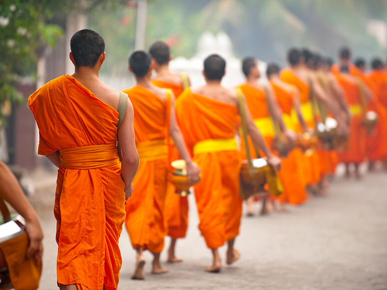 Auf unserer grossen Laos Rundreise besuchen Sie das Ritual der Almosenverteilung an die Mönche