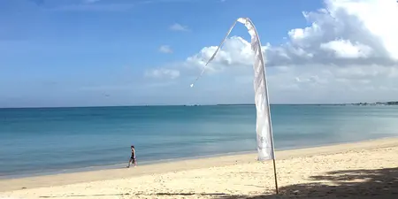 Kilometerlanger, heller, ruhiger Strand von Jimbaran Bali