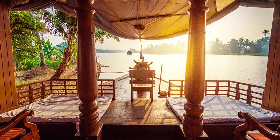 Beim Planen einer Indien Reise sollte eine Übernachtung auf einem Hausboot in Kerala nicht fehlen