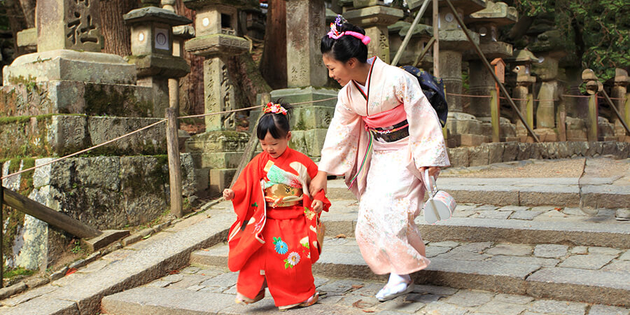 Mutter und Kind im traditionellen Kimono