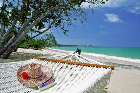 Türkises Wasser, weisser Sand am Strand von Khao Lak 