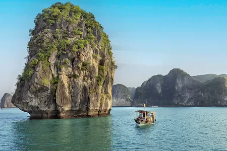 Karstfelsen in der Naturschönheit Halong Bay, Vietnam