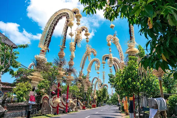 Traditionell geschmückte Strasse für Feierlichkeiten in Bali