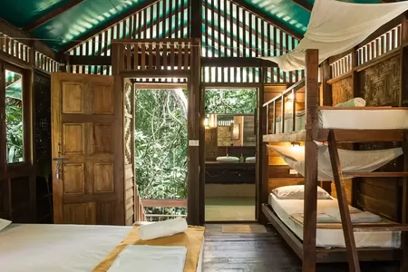Unterkunft inmitten der Natur: Baumhaus Lodge bei Khao Sok
