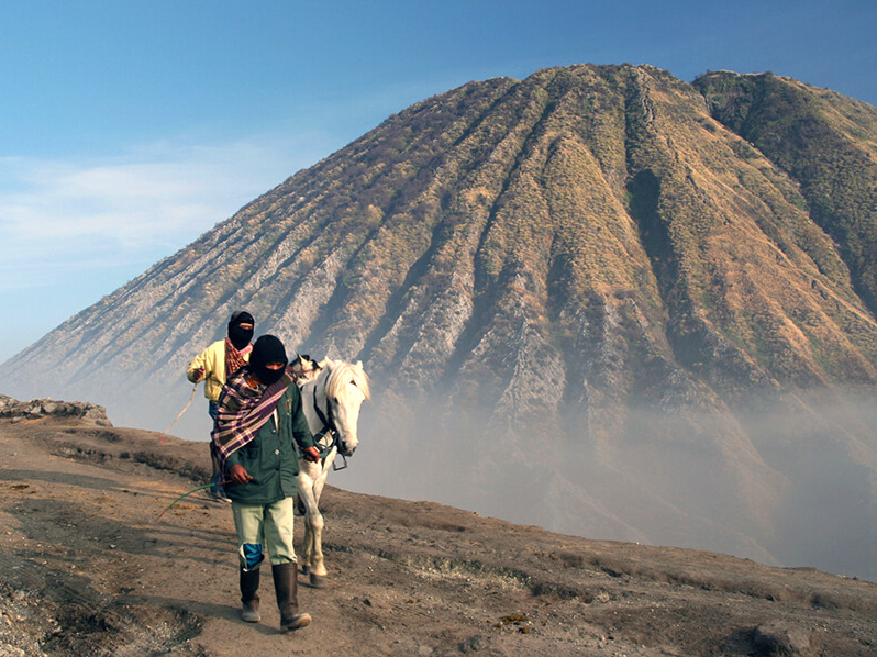 Machen Indonesien Reisen so eindrücklich: charakteristische Vulkanlandschaften bei Bromo oder Mount Ijen