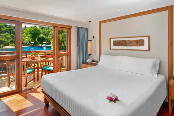 Zweistöckige Duplex Suite mit Blick auf Pool im Hotel Santiburi, Koh Samui