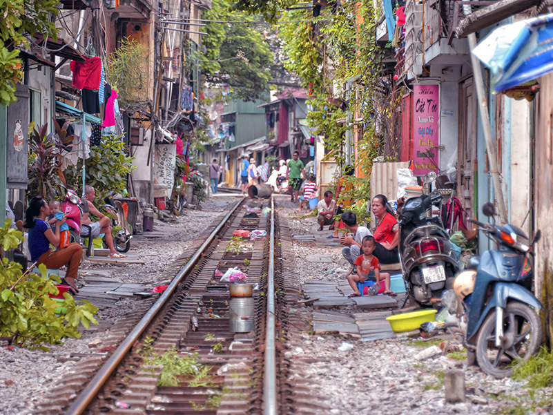 Enge Hanoi Train Street: Leben an und auf den Geleisen