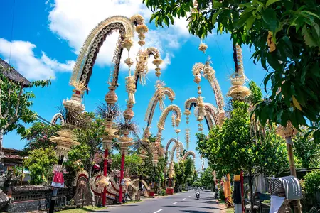 Für Feierlichkeiten geschmückte Strasse in Bali