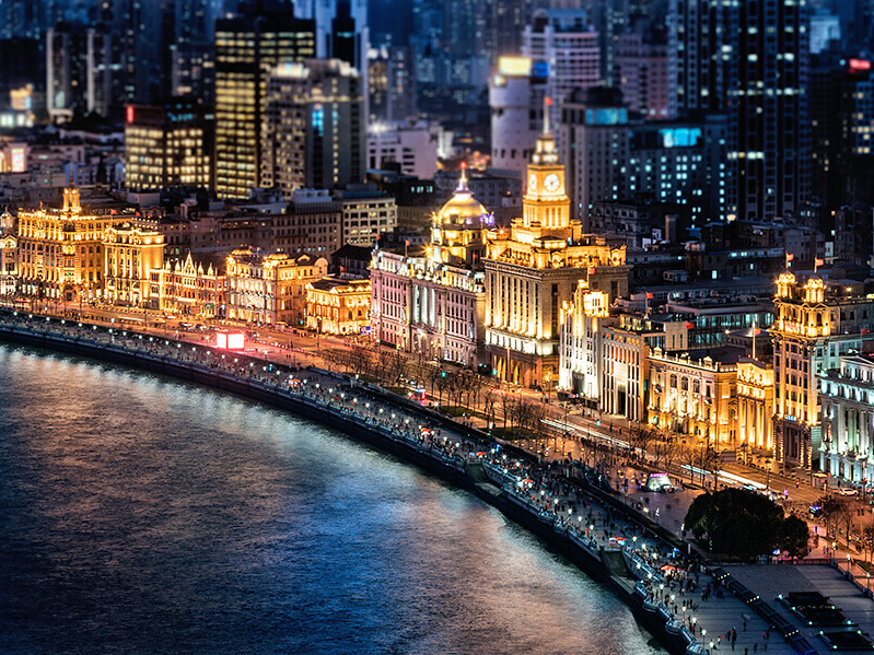 Blick auf die glitzernde Skyline von Shanghai