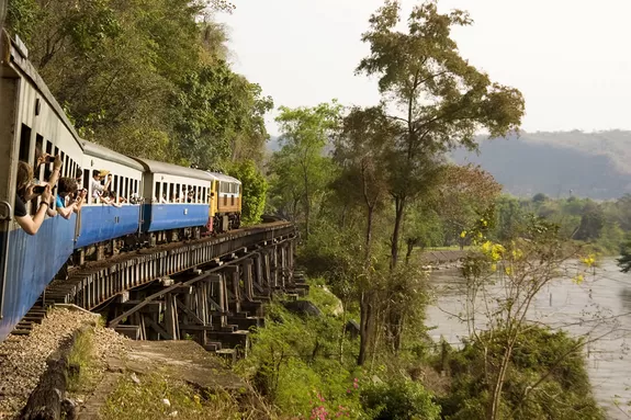 Zugfahrt über den Viadukt bei River Kwai