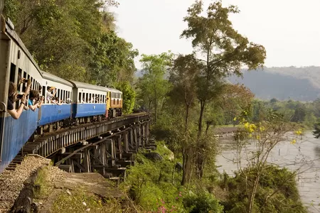 Zugfahrt über den Viadukt bei River Kwai